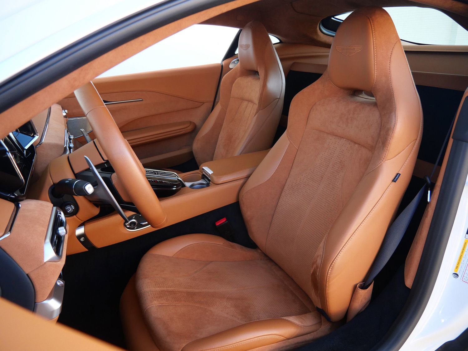 Used 2025 Aston Martin V8 Vantage Coupe image 19