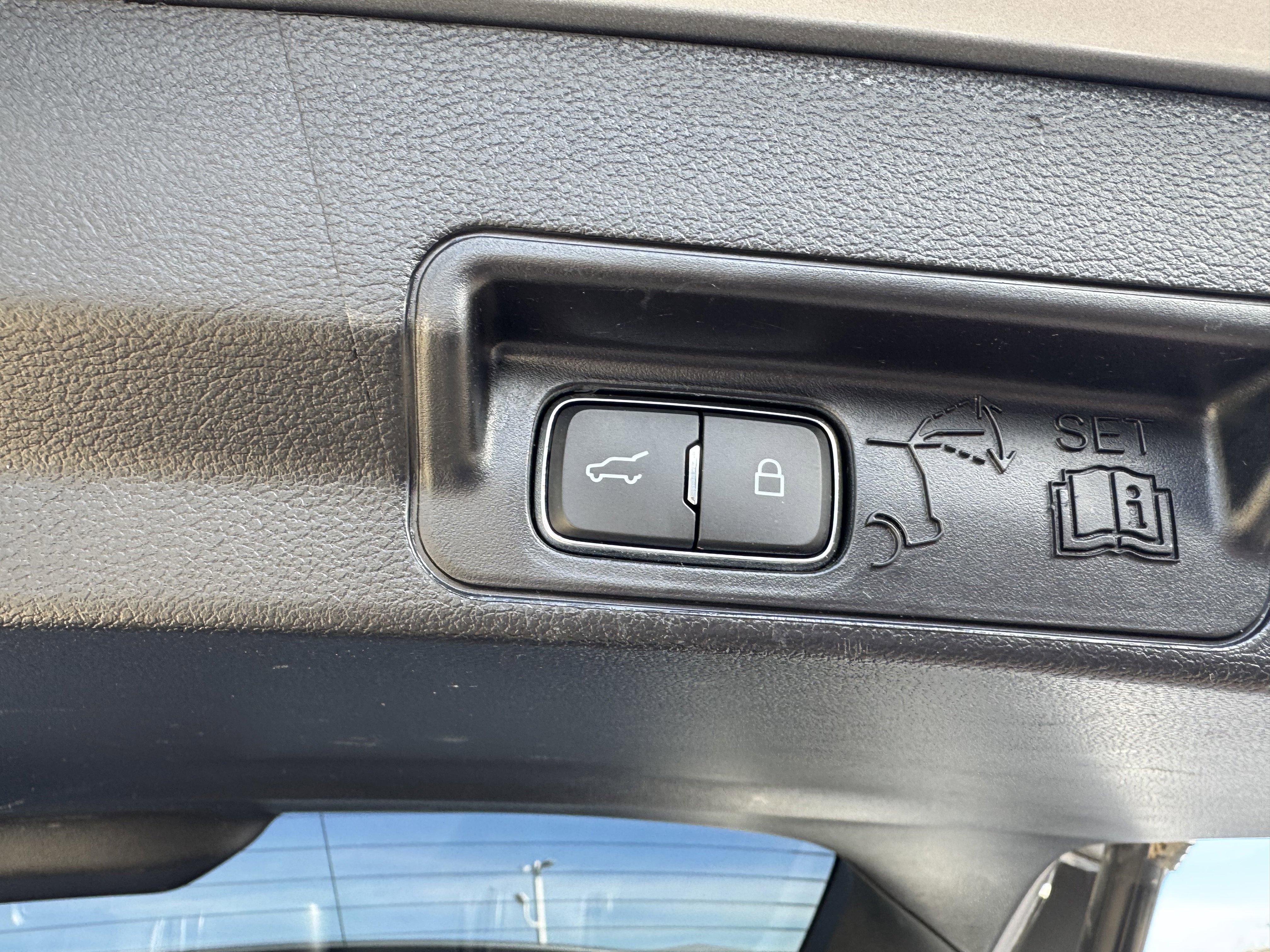 Used 2021 Ford Explorer XLT w/ Equipment Group 202A image 6