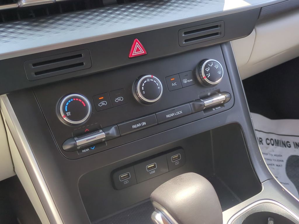 Used 2022 Kia Carnival LX image 20