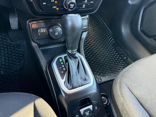 Used 2023 Jeep Renegade Altitude AWD/4WD image 8