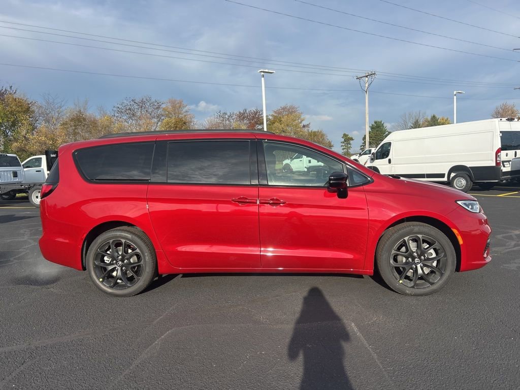 New 2026 Chrysler Pacifica Limited w/ S Appearance Package image 8