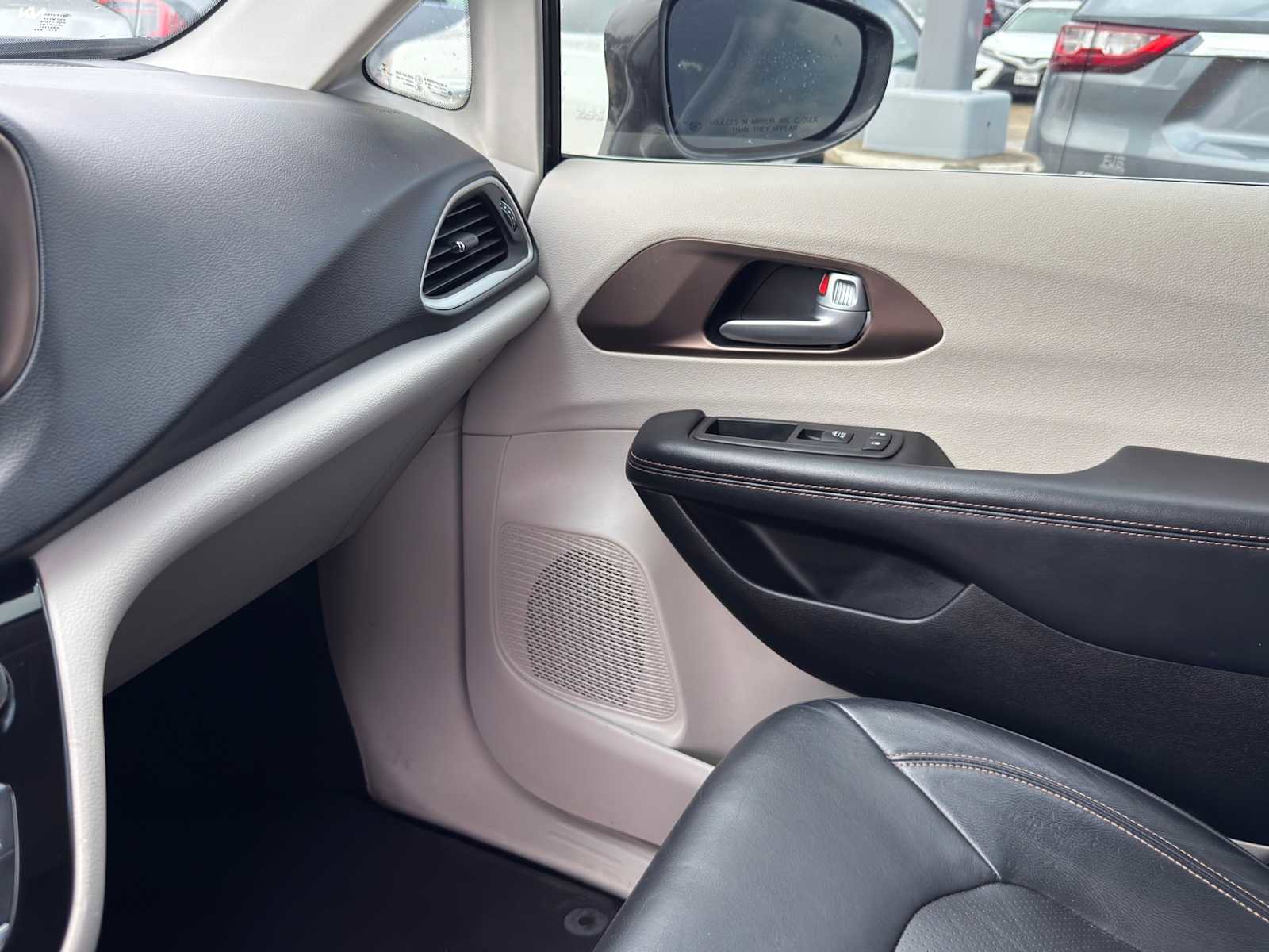 Used 2018 Chrysler Pacifica Touring-L FWD image 16