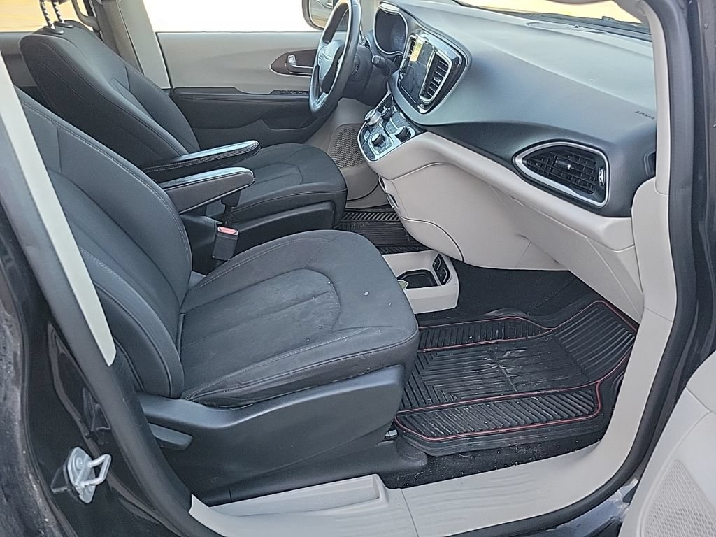 Used 2017 Chrysler Pacifica Touring w/ Tire & Wheel Group FWD image 13