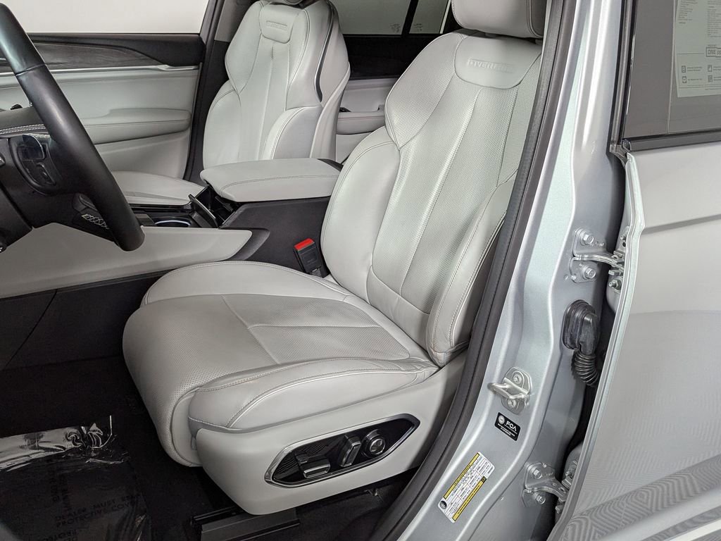 Used 2022 Jeep Grand Cherokee Overland w/ Adv Protech Group III image 18