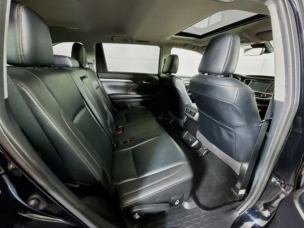 Used 2019 Toyota Highlander XLE AWD/4WD image 29