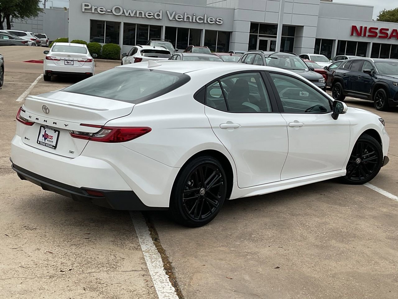 Used 2025 Toyota Camry SE image 5