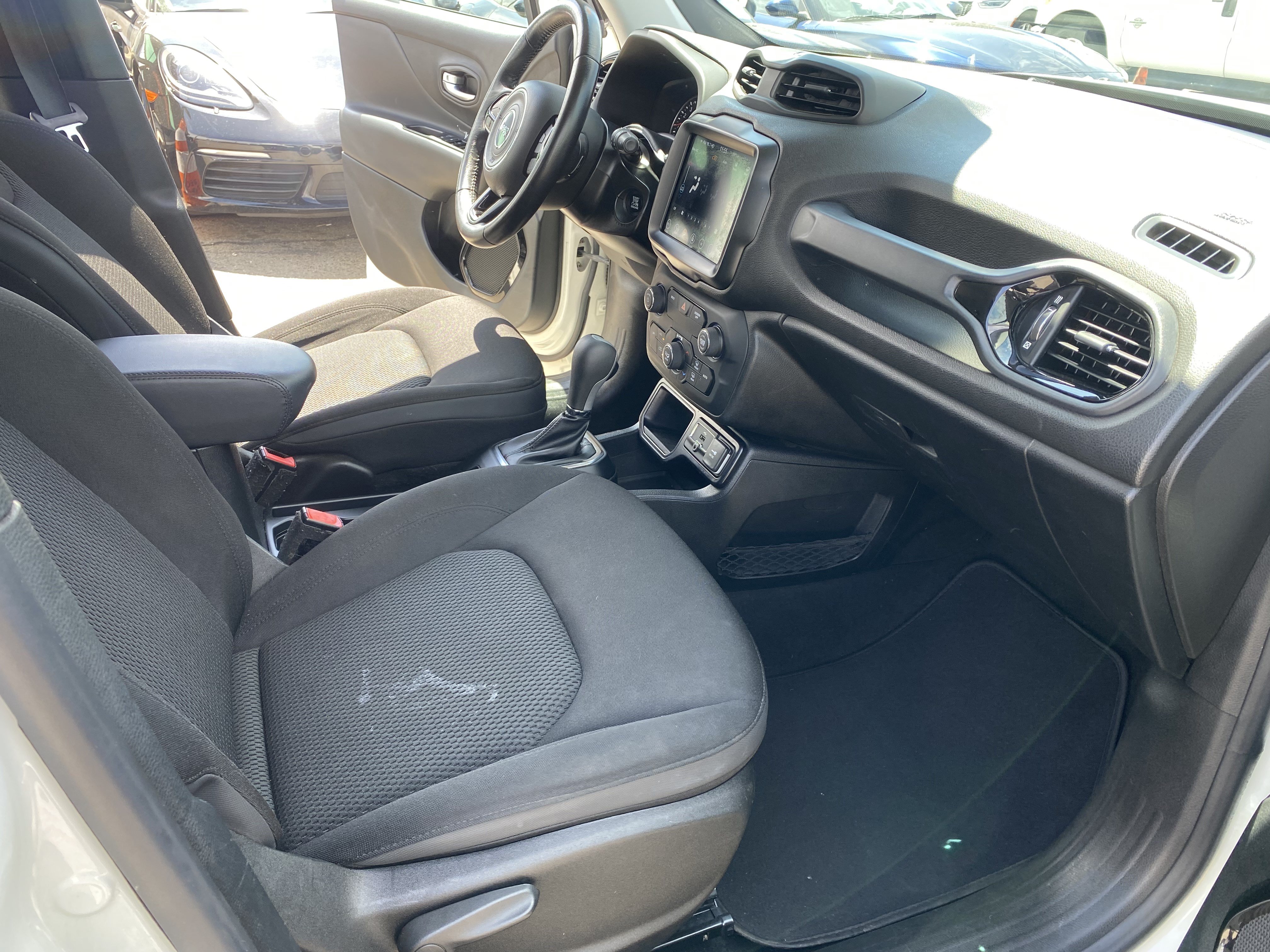 Used 2018 Jeep Renegade Altitude w/ UConnect 8.4 Nav Group FWD image 22