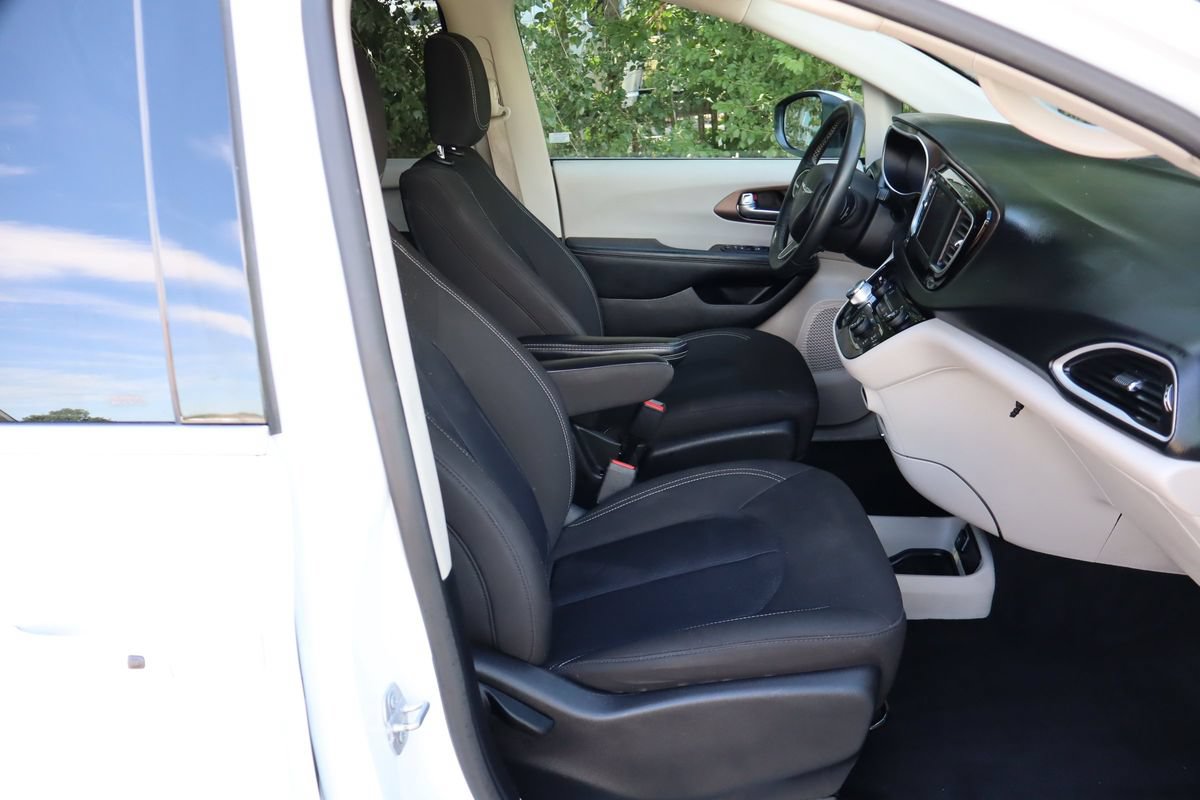 Used 2022 Chrysler Voyager LX FWD image 24
