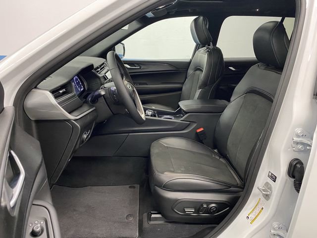 New 2025 Jeep Grand Cherokee Altitude image 4