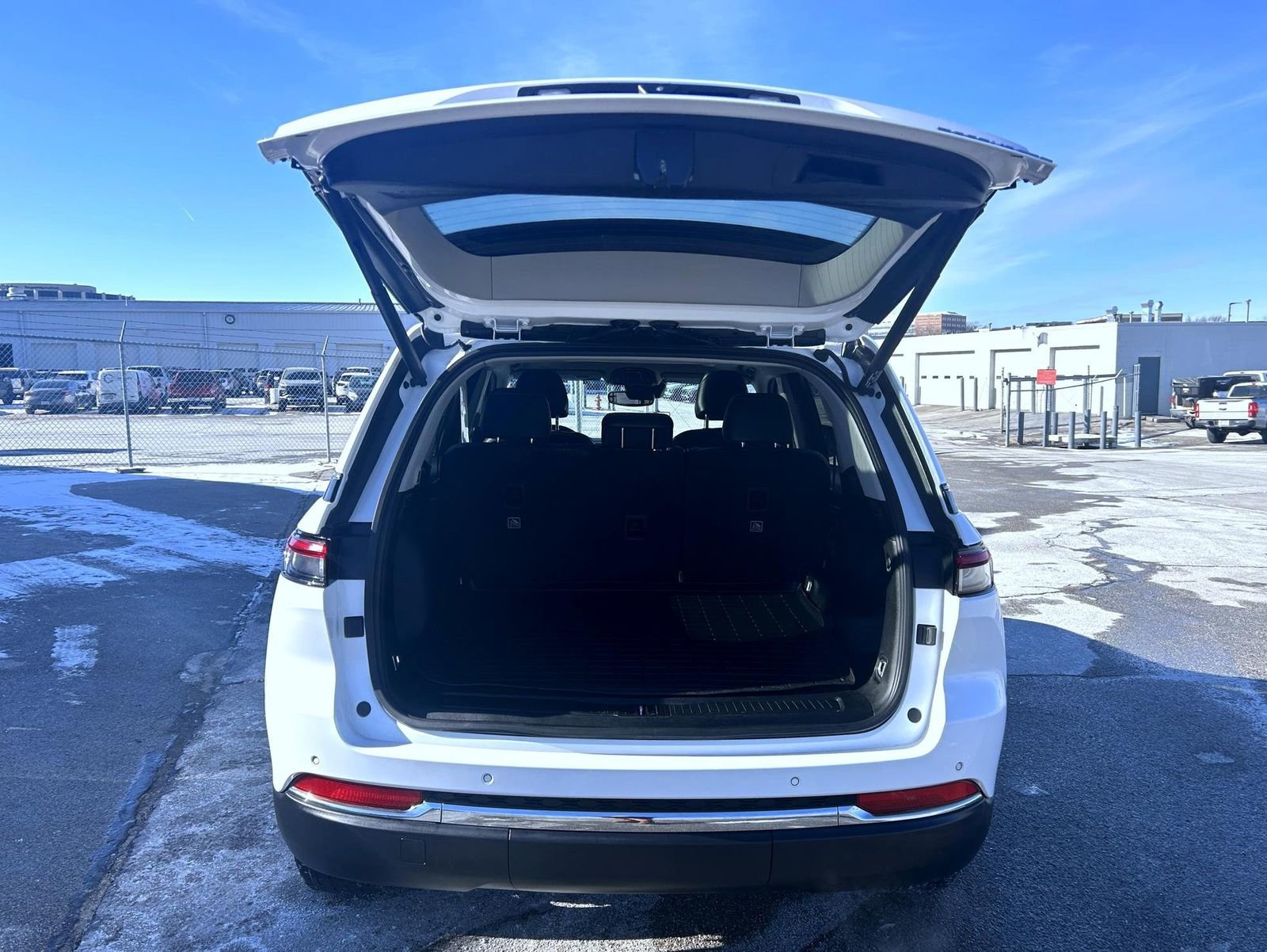 Used 2023 Jeep Grand Cherokee Limited image 21