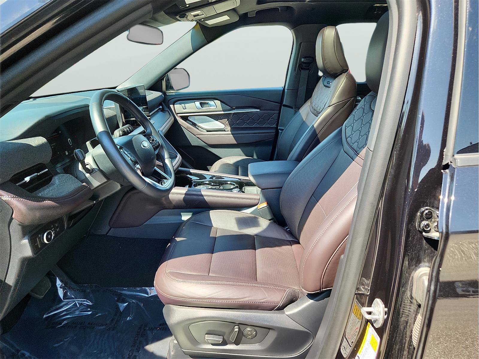 Certified 2025 Ford Explorer Platinum w/ LUX Leather Package AWD/4WD image 11