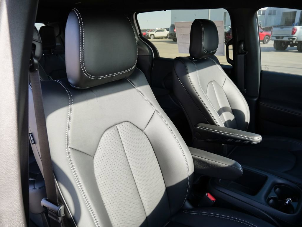 New 2026 Chrysler Pacifica Select image 17