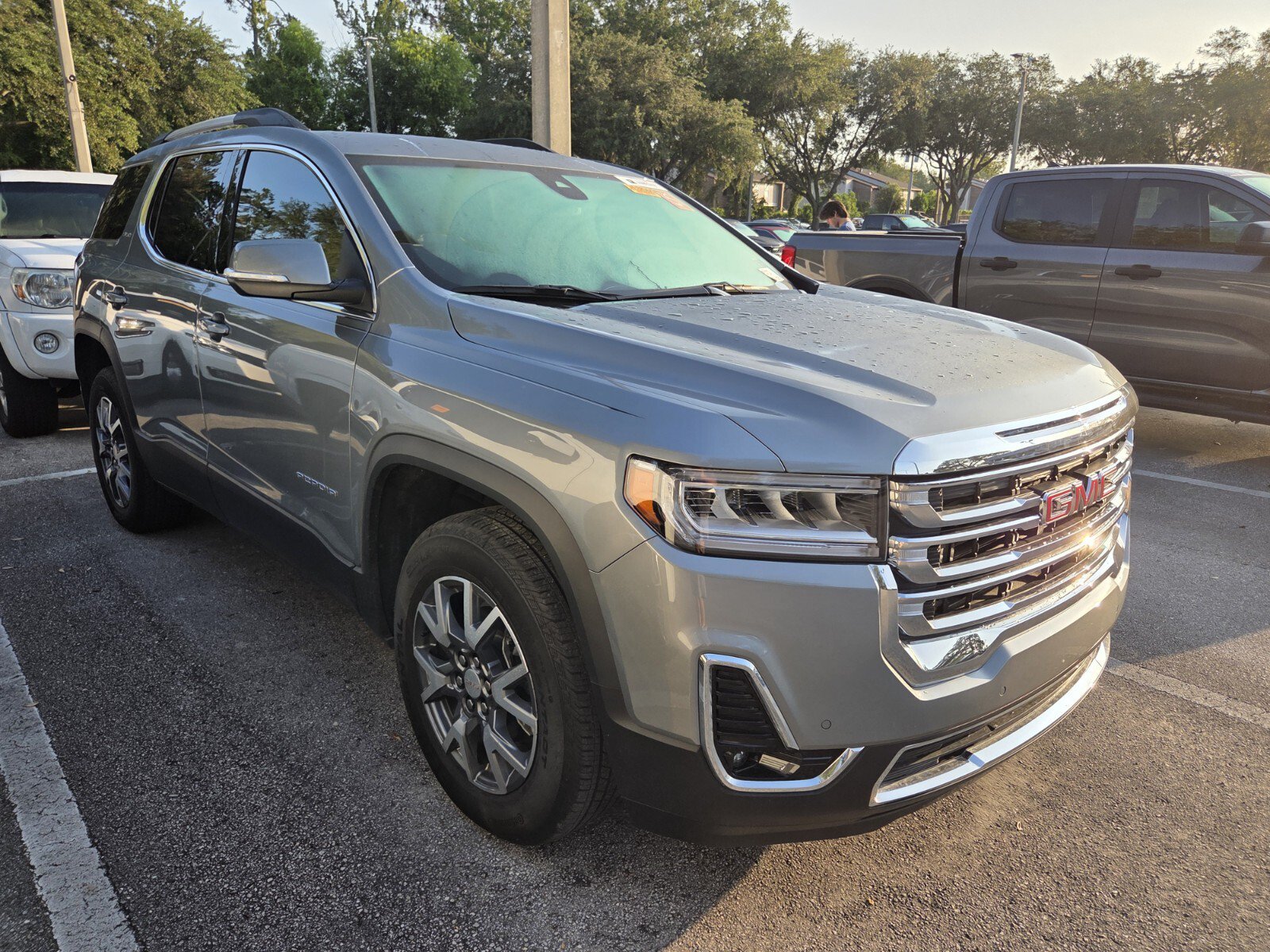 Used 2023 GMC Acadia SLT FWD image 2