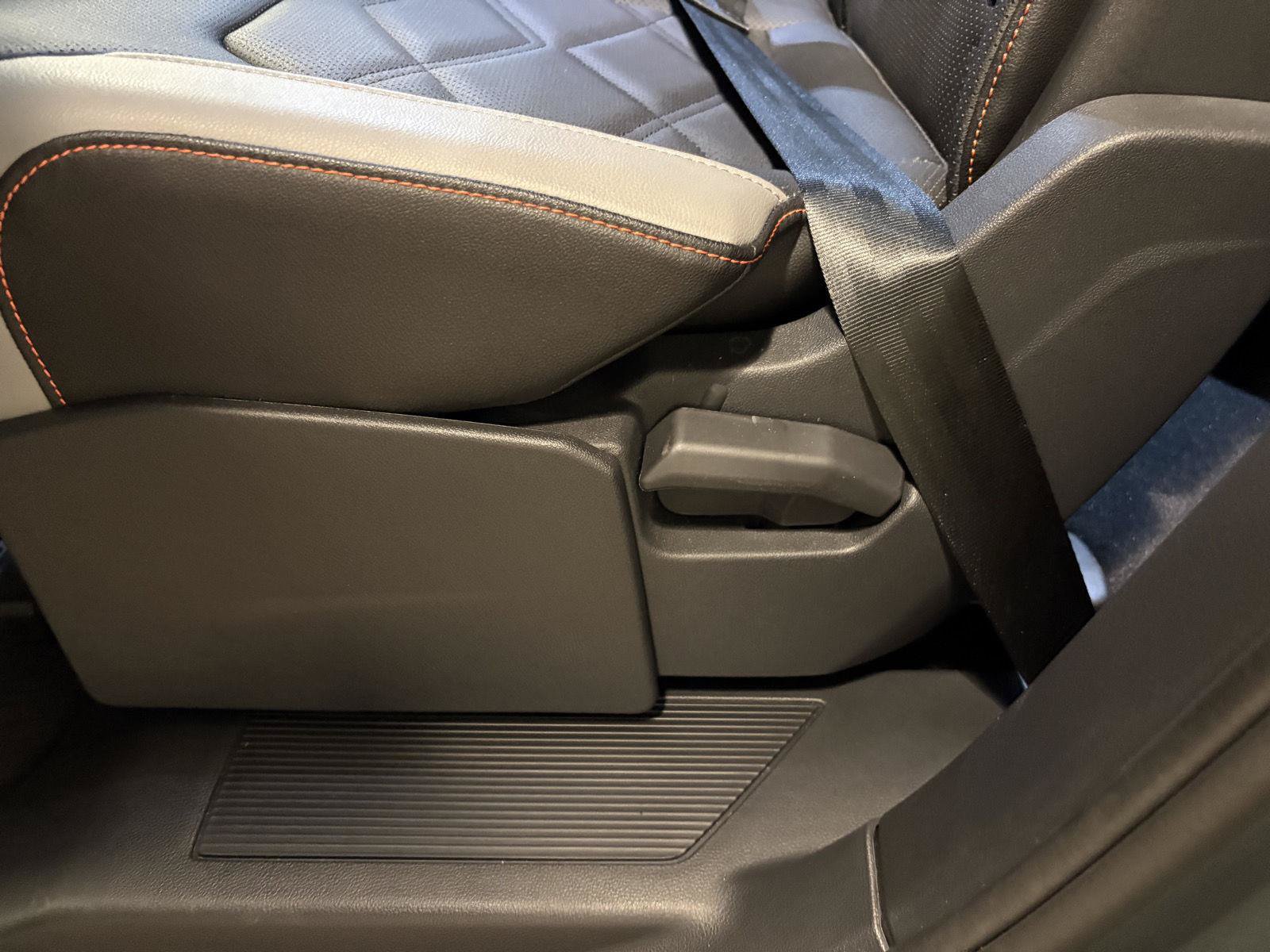 Used 2025 Volkswagen Atlas Peak Edition SE AWD/4WD image 37
