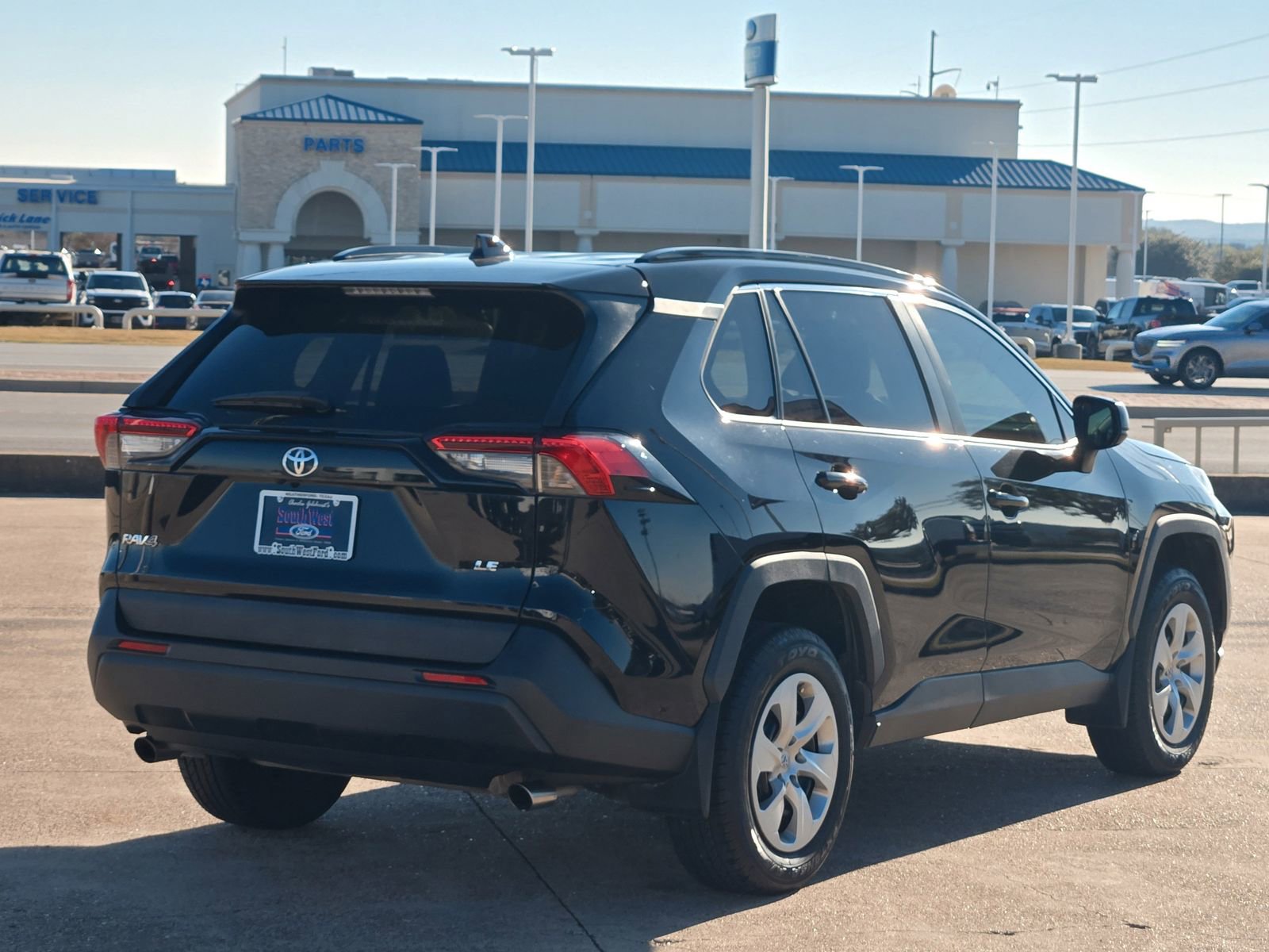 Used 2021 Toyota RAV4 LE image 3
