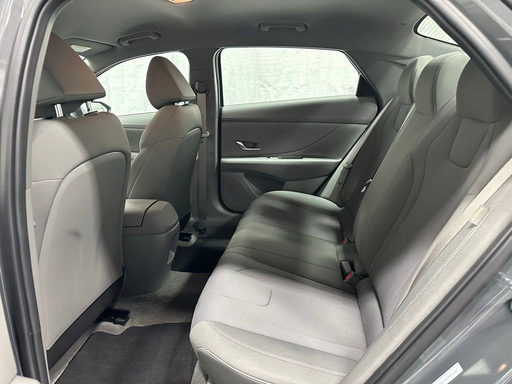 Used 2025 Hyundai Elantra SE image 41