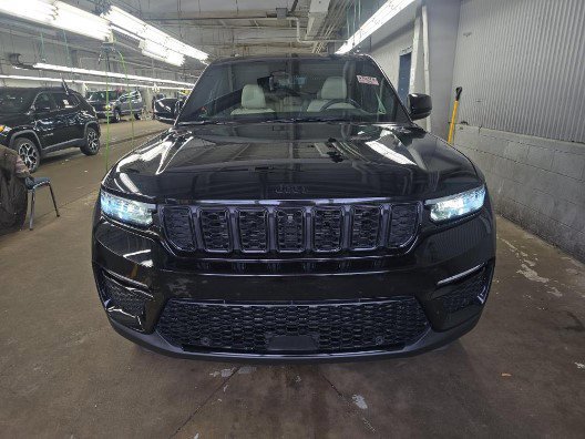 Used 2024 Jeep Grand Cherokee Limited w/ Luxury Tech Group II image 2