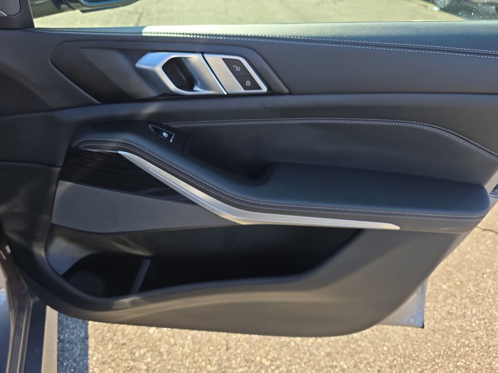 Used 2025 BMW X5 xDrive40i w/ M Sport Package image 11