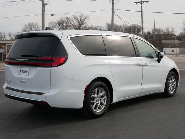 Used 2023 Chrysler Pacifica Touring-L image 4