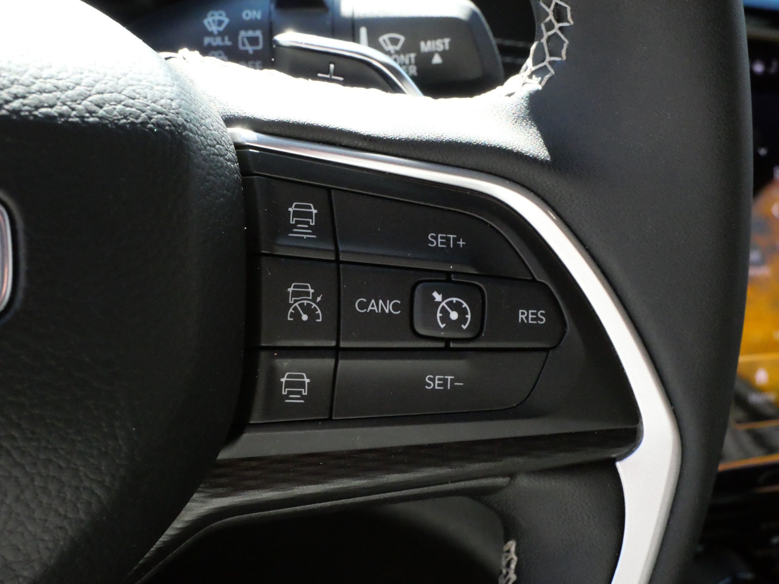 Used 2025 Jeep Grand Cherokee Altitude AWD/4WD image 25