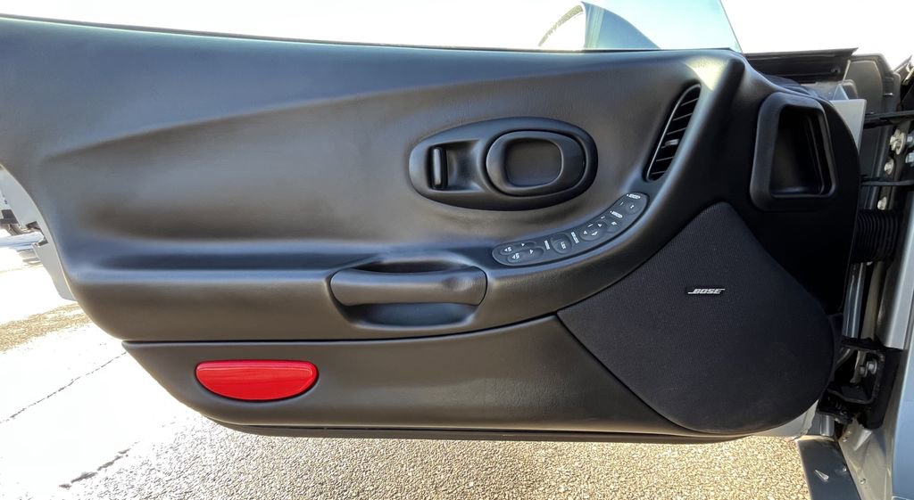 Used 2000 Chevrolet Corvette Coupe w/ Roof Pkg image 10