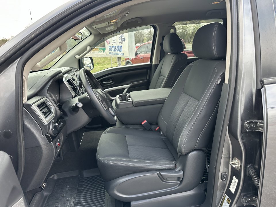 Used 2019 Nissan Titan SV image 14