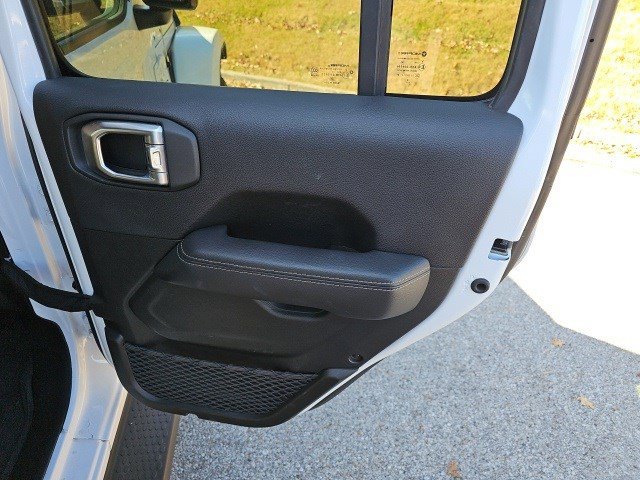 Used 2023 Jeep Wrangler Sahara w/ Cold Weather Group image 17