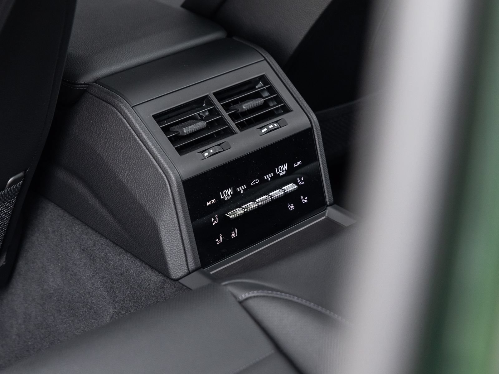 Certified 2025 Porsche Panamera image 38
