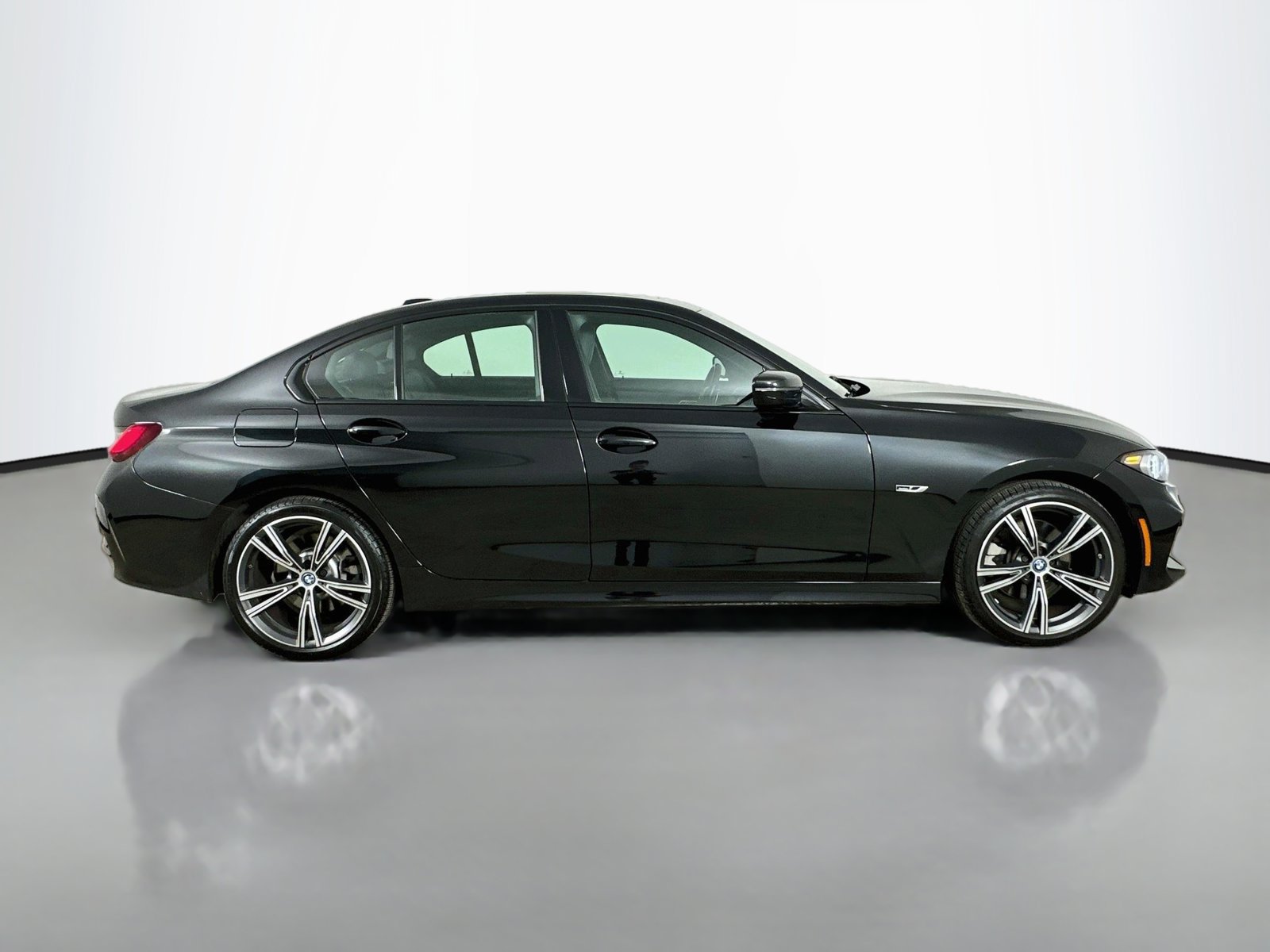 Used 2023 BMW 330e xDrive w/ Premium Package AWD/4WD image 4