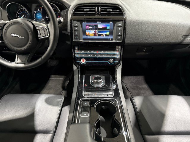 Used 2017 Jaguar XE Premium image 73