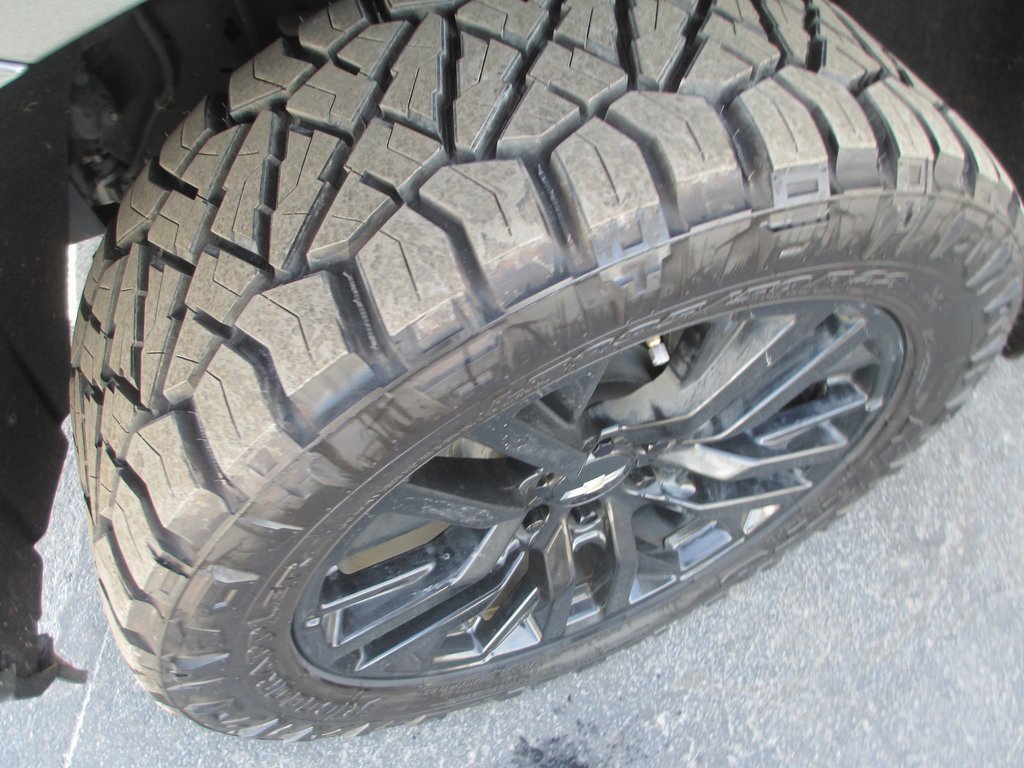 Used 2020 Chevrolet Silverado 1500 High Country w/ Technology Package image 12