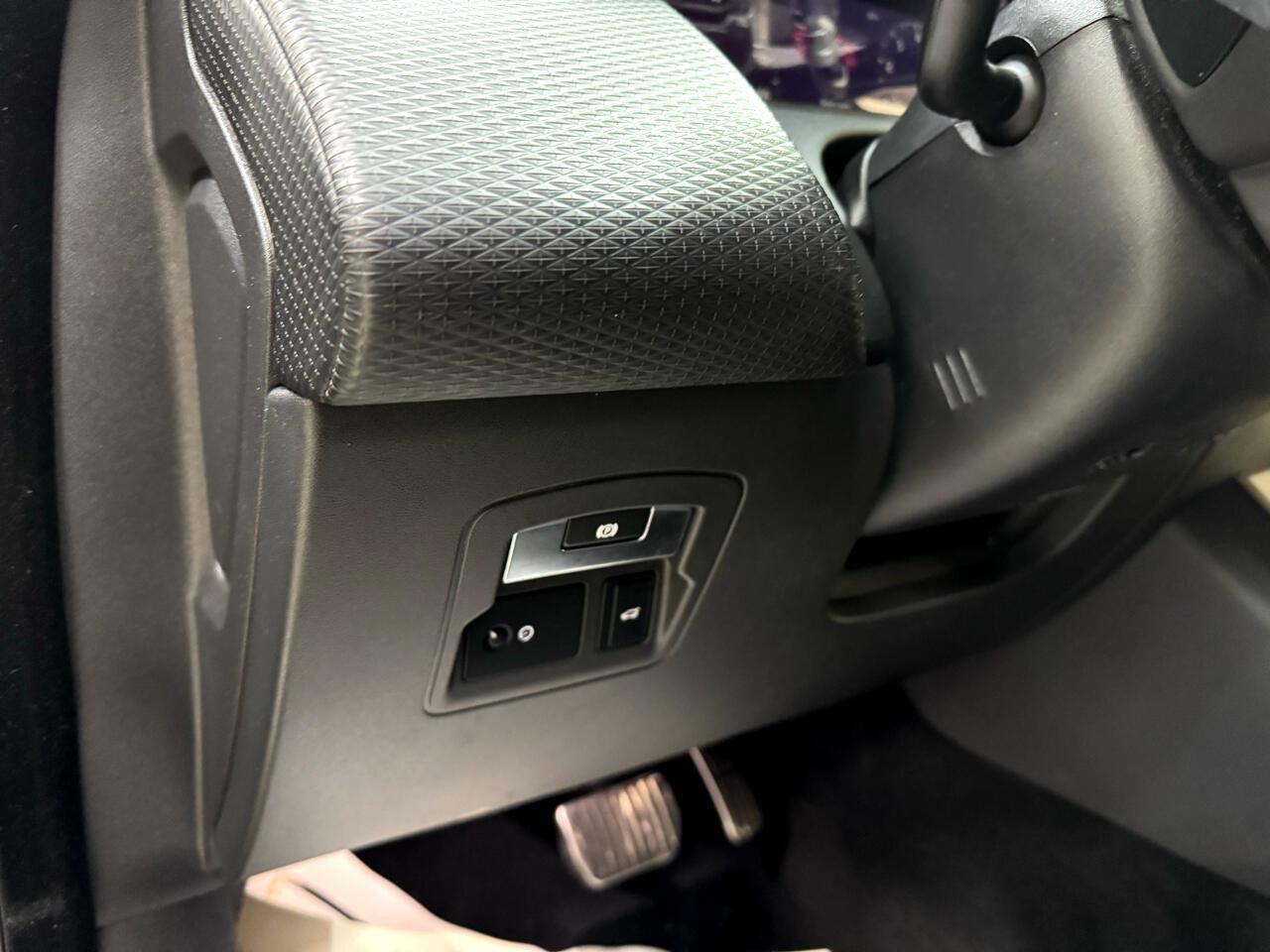 Used 2018 Land Rover Range Rover Velar R-Dynamic SE image 17