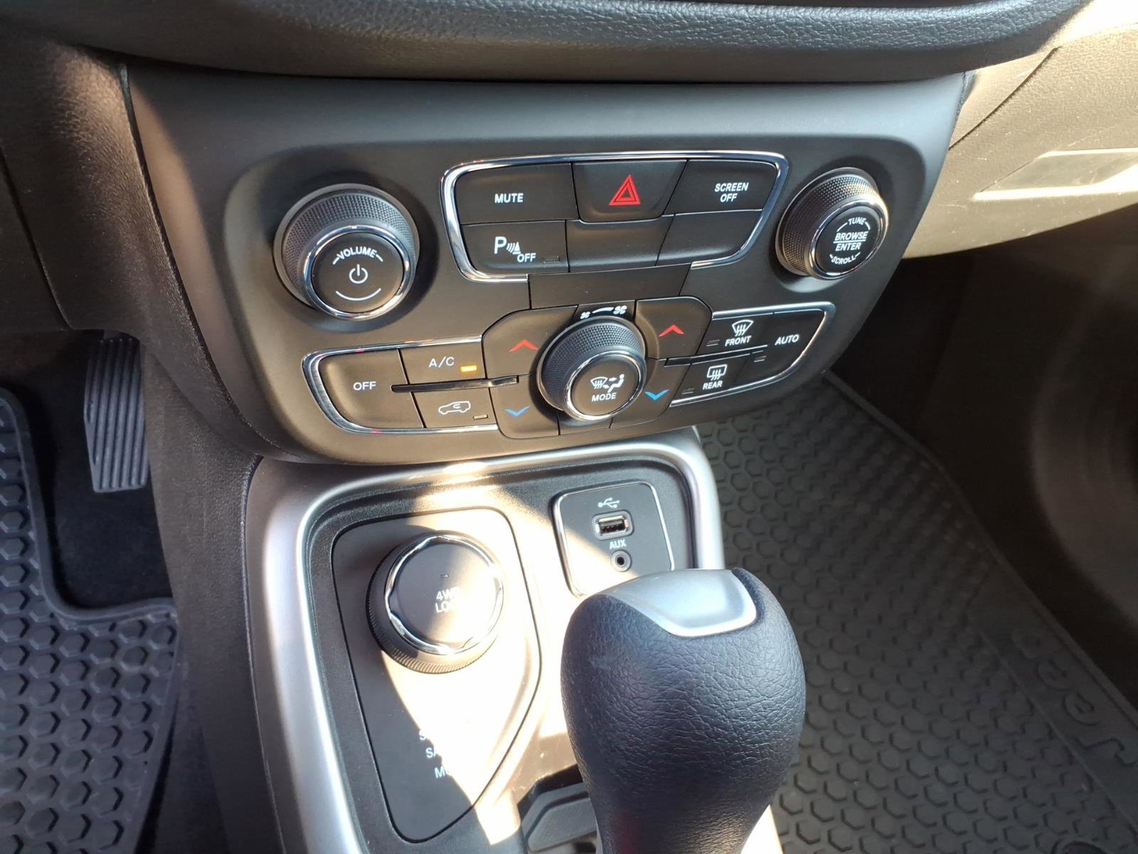 Used 2018 Jeep Compass Sport w/ Tech Group image 18