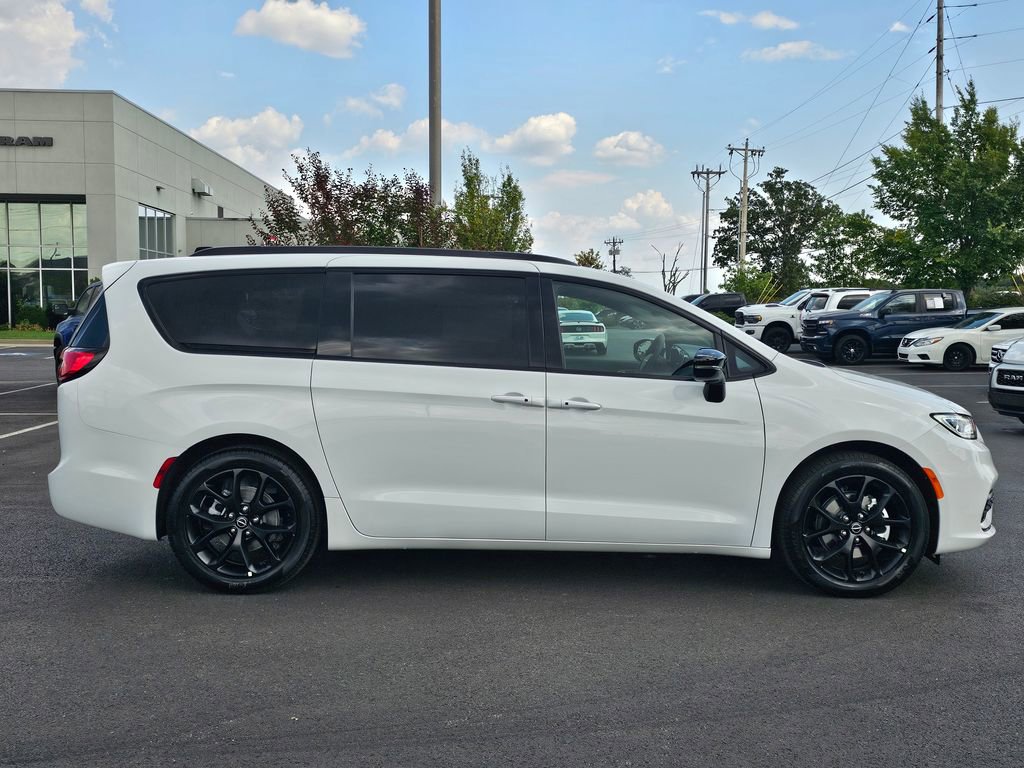 New 2026 Chrysler Pacifica Limited w/ Uconnect Theater Family Group image 4