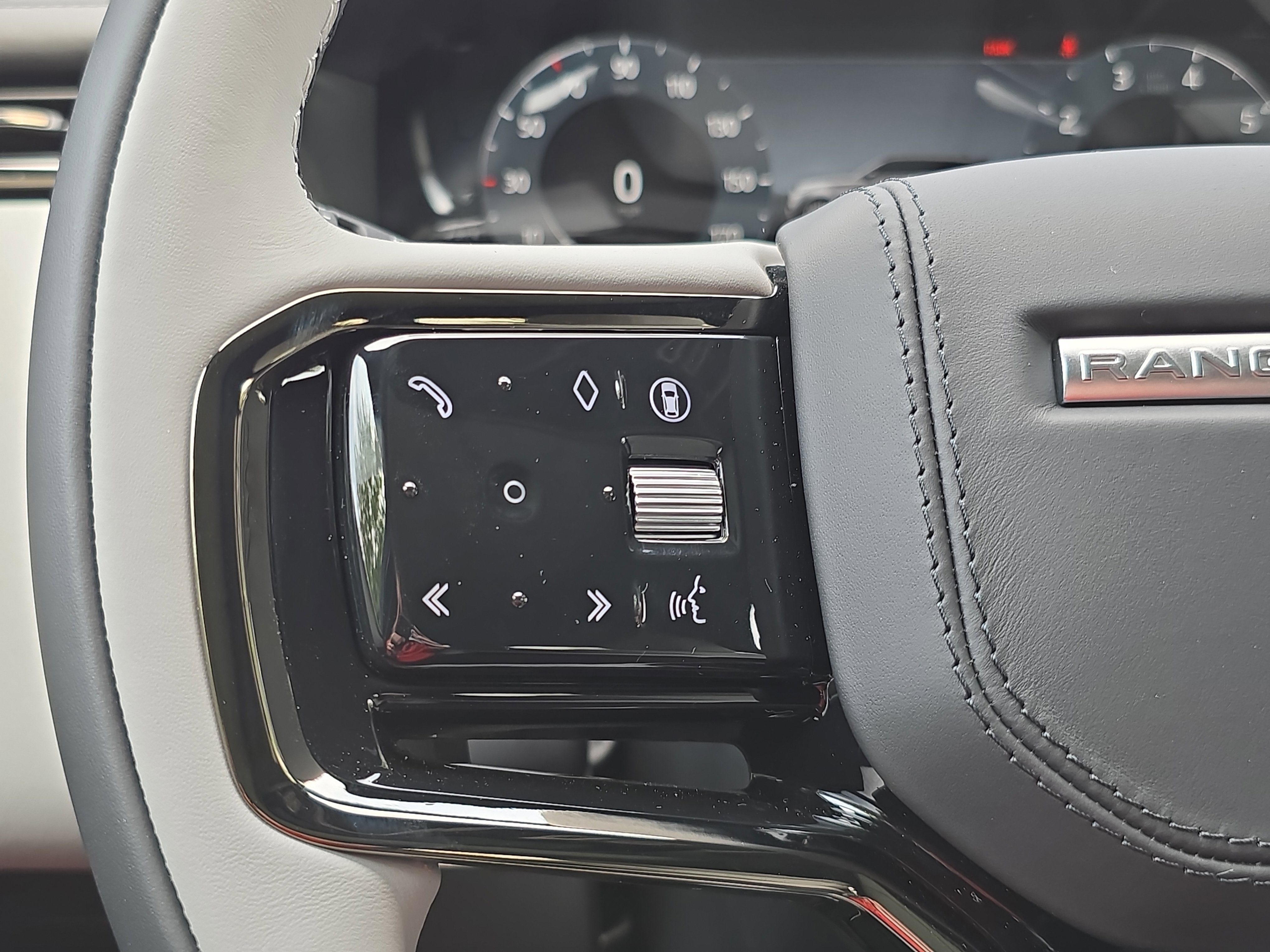 New 2026 Land Rover Range Rover Velar Dynamic SE image 17