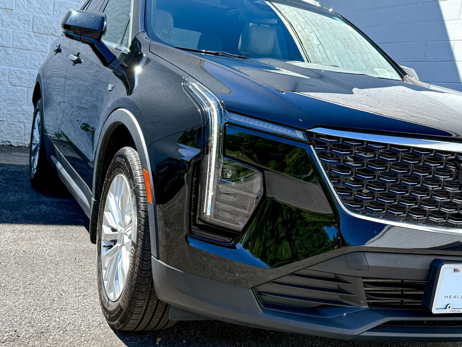 Certified 2024 Cadillac XT4 Luxury w/ Cold Weather Package AWD/4WD image 4