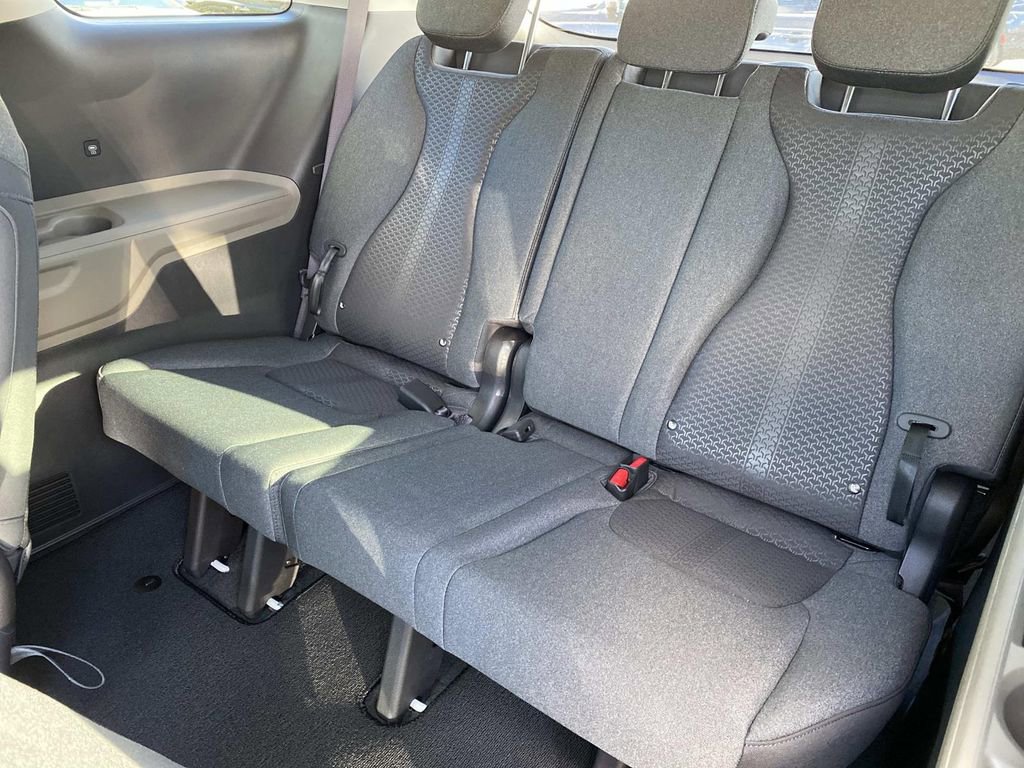 New 2026 Kia Carnival LX image 8