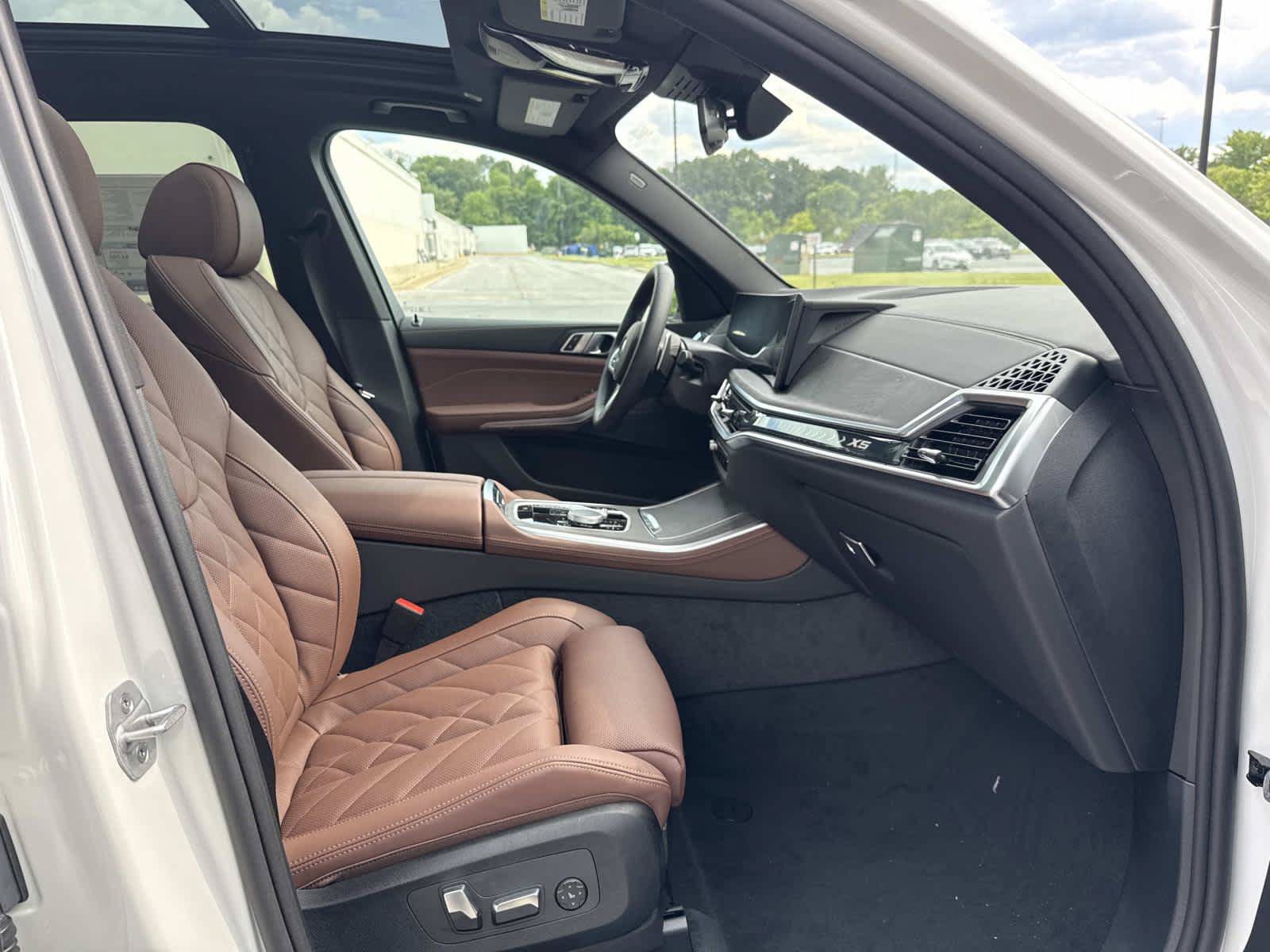 New 2026 BMW X5 xDrive40i w/ M Sport Package AWD/4WD image 16