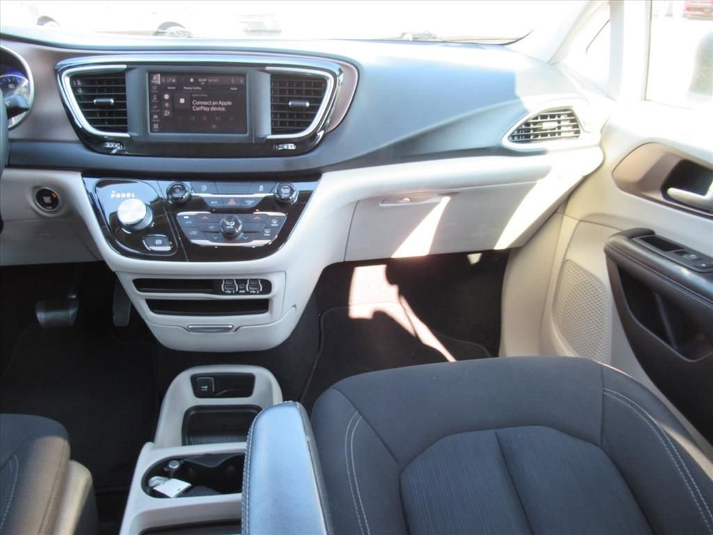 Used 2022 Chrysler Voyager LX image 12