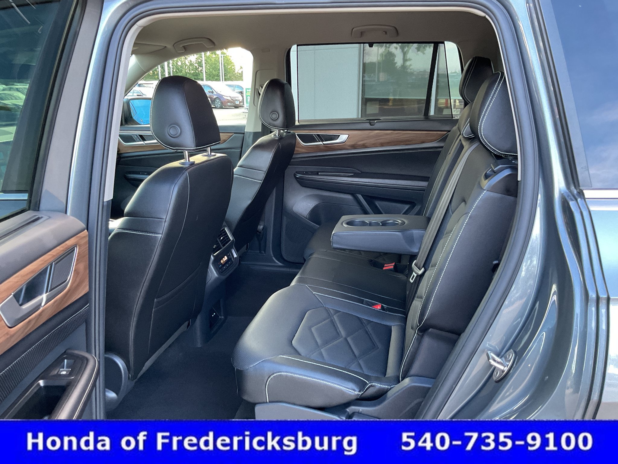 Used 2025 Volkswagen Atlas SE AWD/4WD image 28