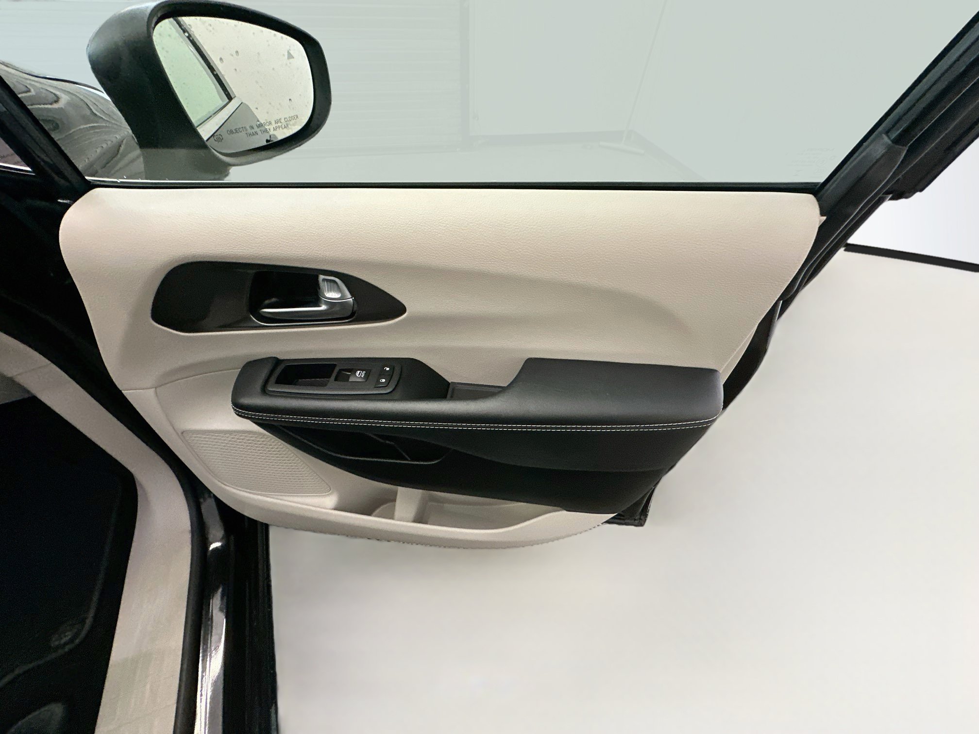 Used 2023 Chrysler Pacifica Touring-L FWD image 34