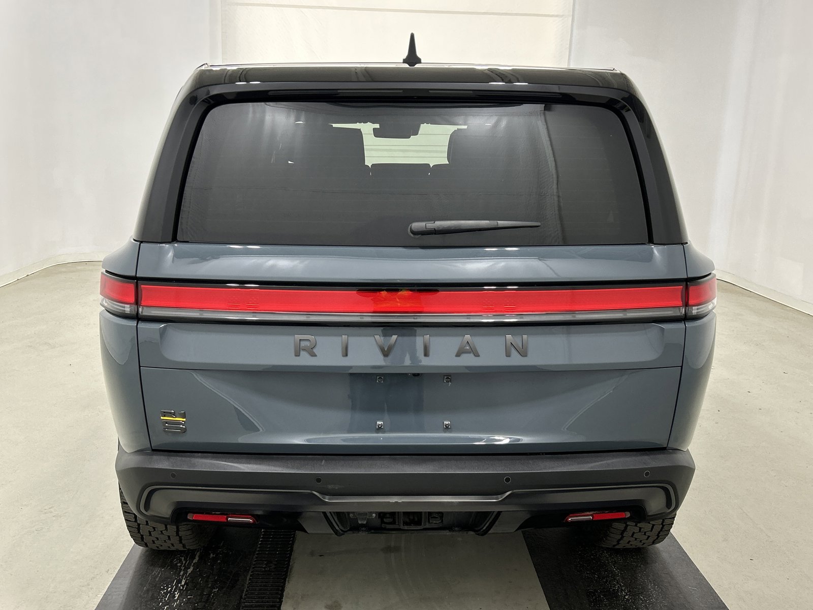 Used 2025 Rivian R1S Premium AWD/4WD image 4
