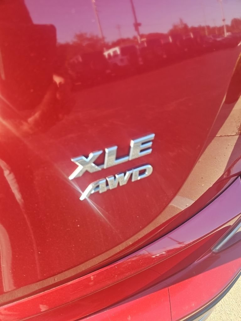 Used 2017 Toyota RAV4 XLE AWD/4WD image 8