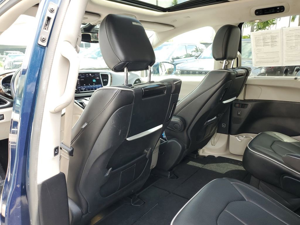 Used 2021 Chrysler Pacifica Limited w/ Uconnect Theater Family Group image 12