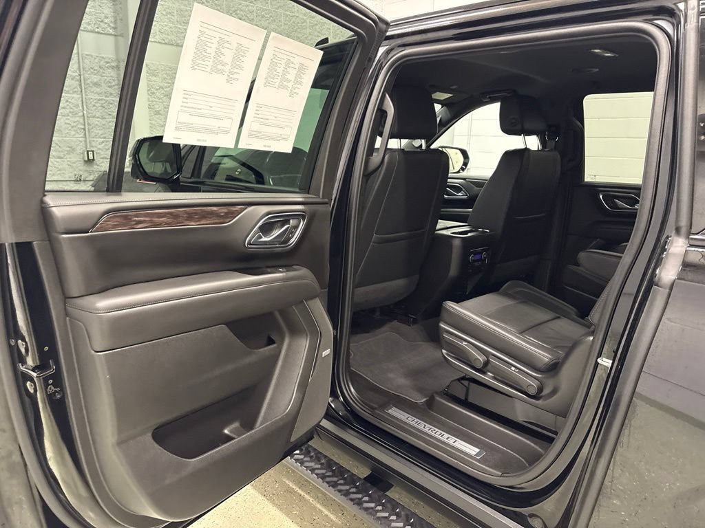 Used 2024 Chevrolet Suburban Z71 w/ Luxury Package AWD/4WD image 29