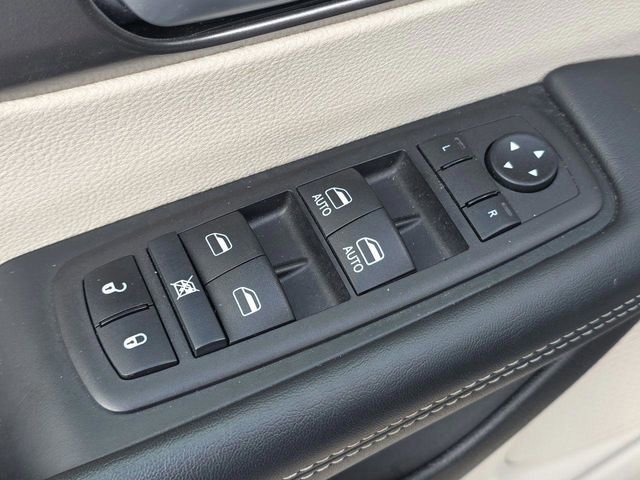 Used 2024 Chrysler Pacifica Touring-L FWD image 24
