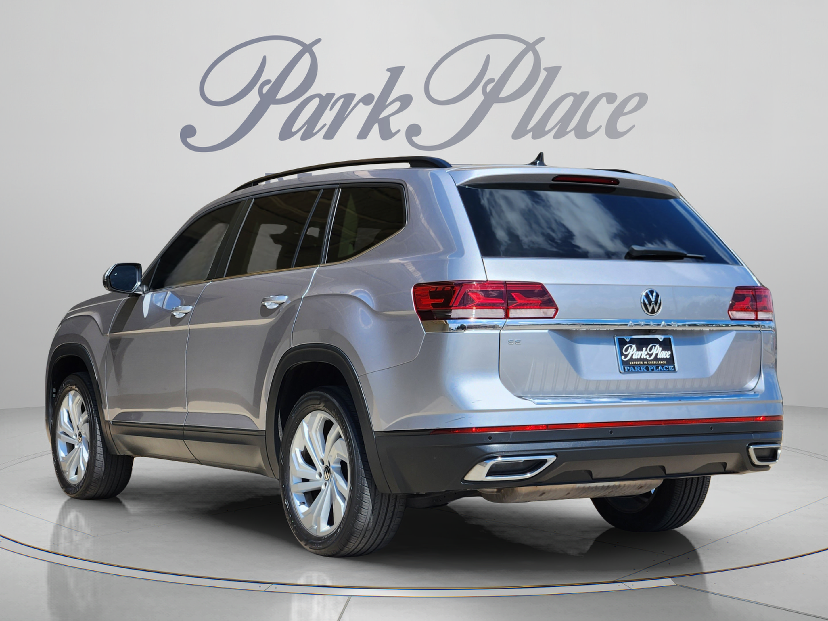 Used 2022 Volkswagen Atlas SE w/ Panoramic Sunroof Package FWD image 3
