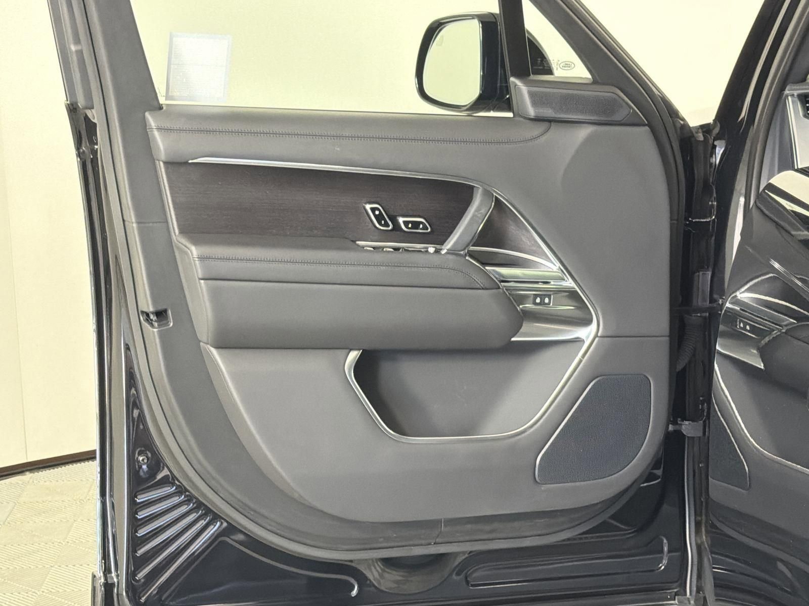 Certified 2025 Land Rover Range Rover SE image 19