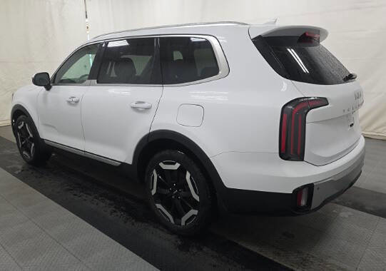 Used 2023 Kia Telluride EX image 3