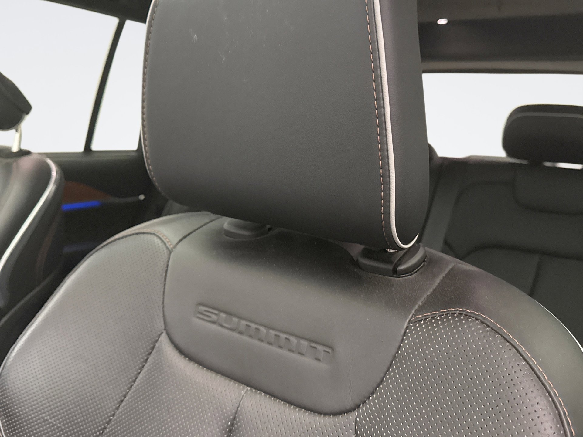 Used 2022 Jeep Grand Cherokee Summit AWD/4WD image 8